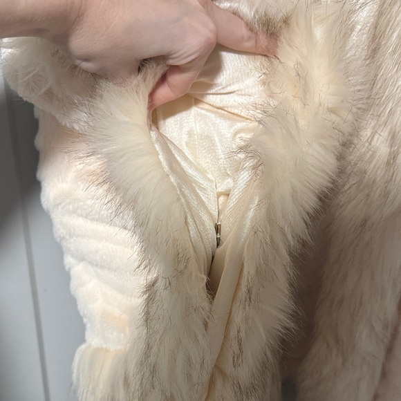 Soft Cream Faux Fur Wrap - Picture 4 of 6